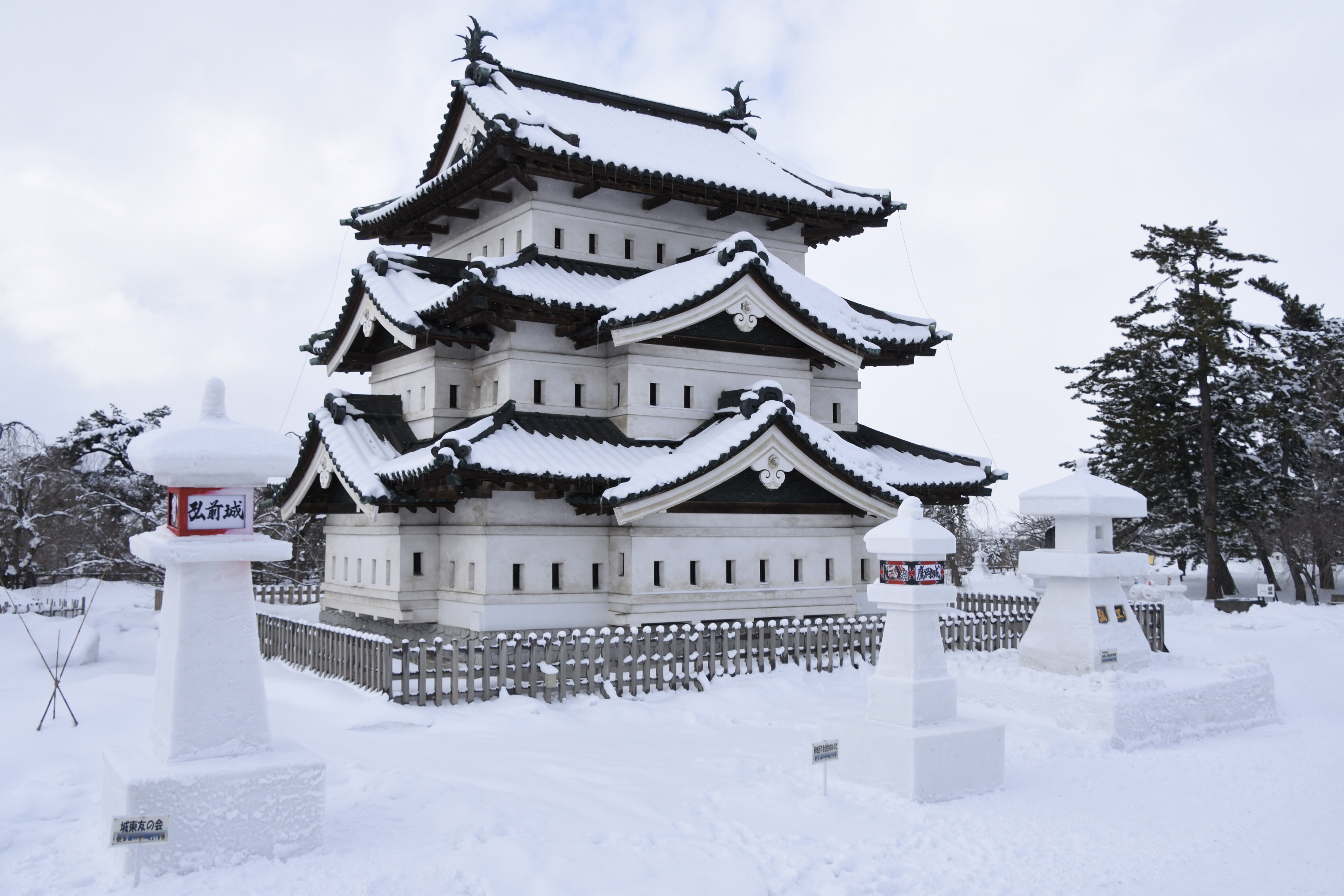 雪燈籠と弘前城