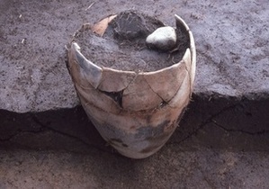 土器埋設遺構断面（2008年、北西から）
