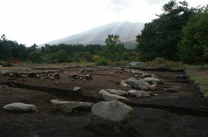 環状列石と岩木山（2007年、北東から）