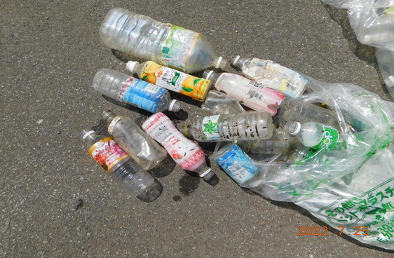 河川清掃美化運動で拾われたペットボトル