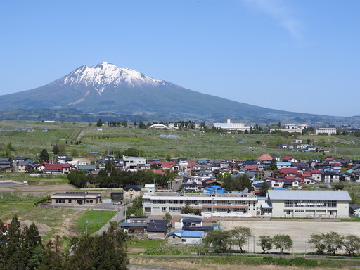大和沢小学校からの岩木山