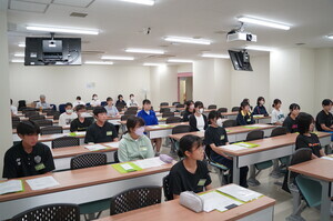 メディカルスタッフについての説明を聞く様子