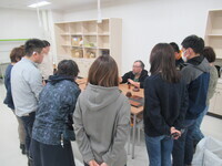 松山さんの説明を聞いている