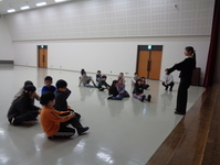 大学生のお話を聞いている