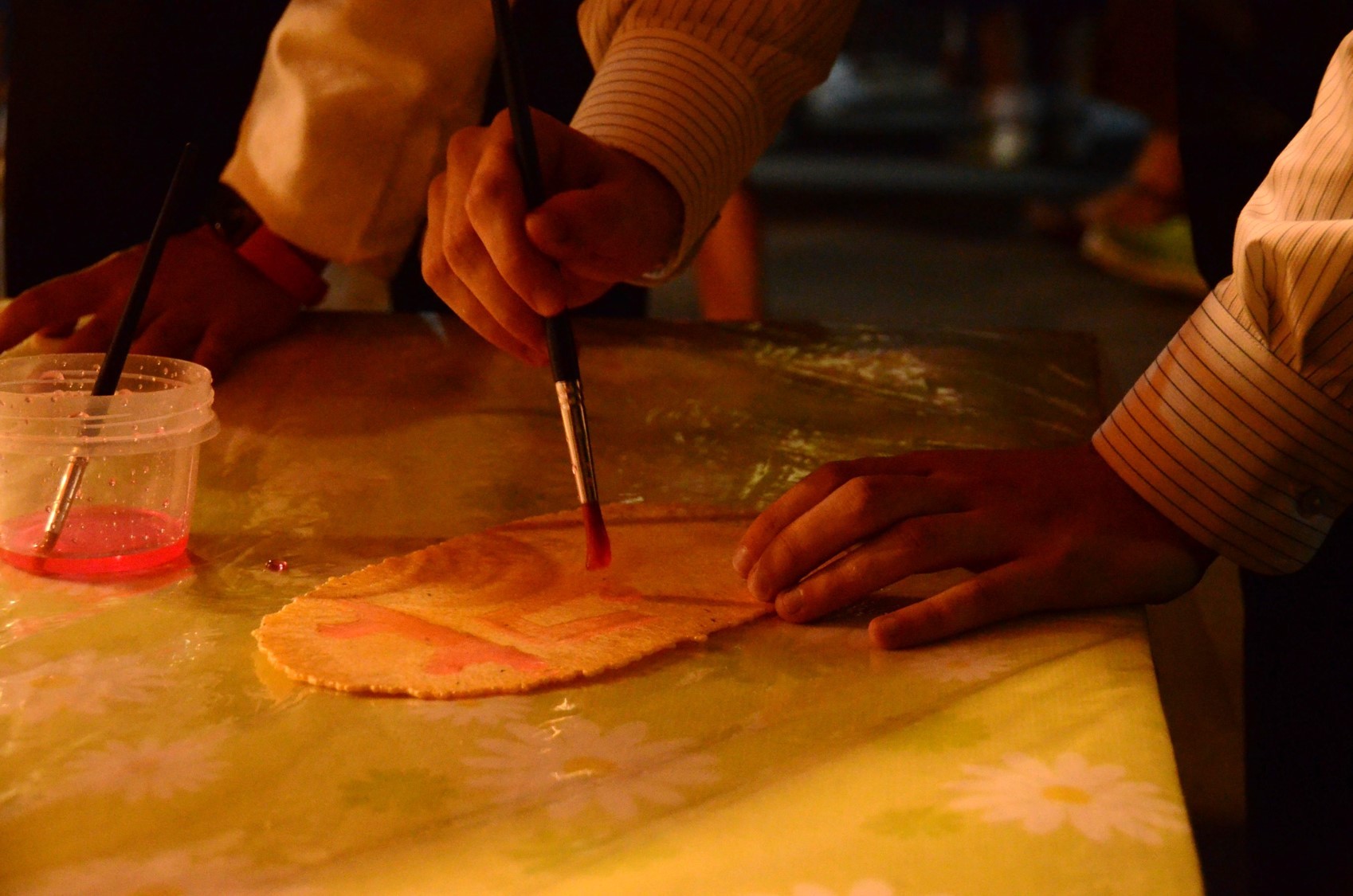 宵宮の定番　出店でせんべいにお絵かき