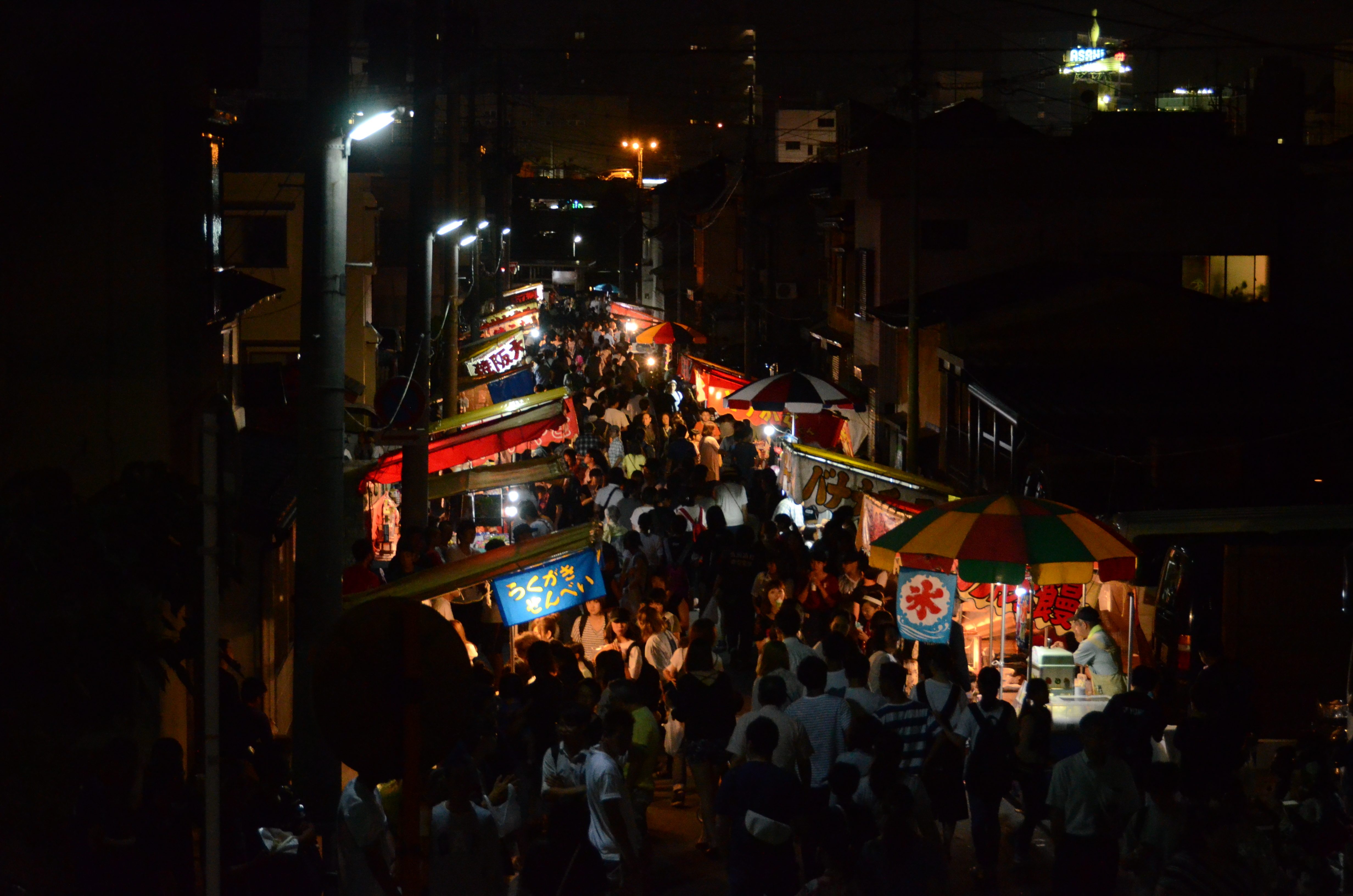 大勢の参拝客で賑わう宵宮