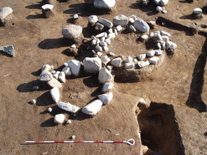 放射状に配置された組石（2007年、南西から、２・３号組石）