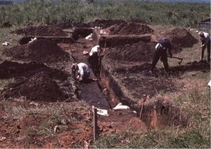 竪穴建物跡の調査風景（1959年、南西から）