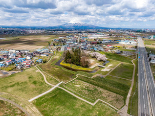 本丸と岩木山（2020年、南東から）