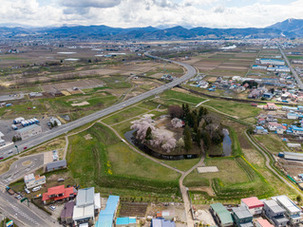 堀越城跡と大鰐山地（2020年、北から）