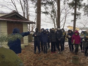 自得小学校児童の見学風景（鬼神社遺跡）