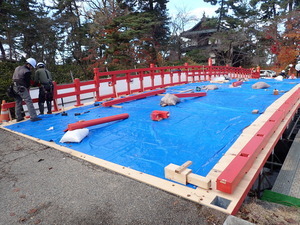 修理中の杉の大橋（南から）