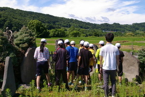 東目屋小学校児童の見学風景（国吉板碑群）