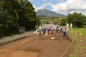 発掘調査現地説明会風景