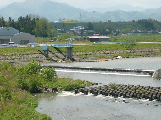 岩木川取水堰（安定した量の水を取るために、水を貯めるダム）