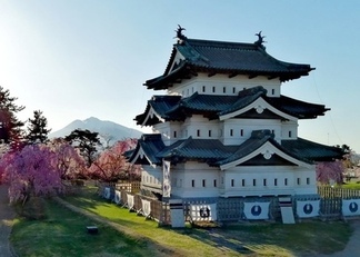 本丸へ移転中の弘前城天守 本丸へ移転中の弘前城天守