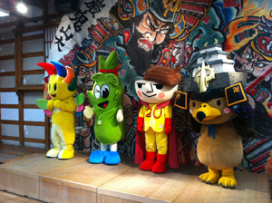 ダンスに出演した ドッピー君、たけっこくん、つゆヤキソバン、たか丸くん