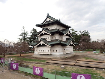 【参考】4月6日撮影の弘前城天守(仮設展望デッキから)の画像