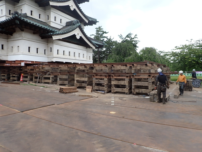 移動用レールの延長部分の設置作業(6月2日撮影)の画像
