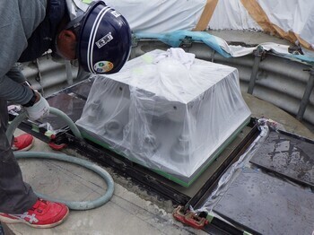 ピボット支承用アンカーボルト固定作業（グラウト注入）の画像