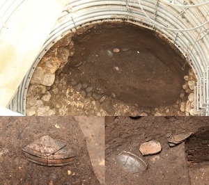 縄文時代晩期の盛土遺構全景と土器出土状況の画像