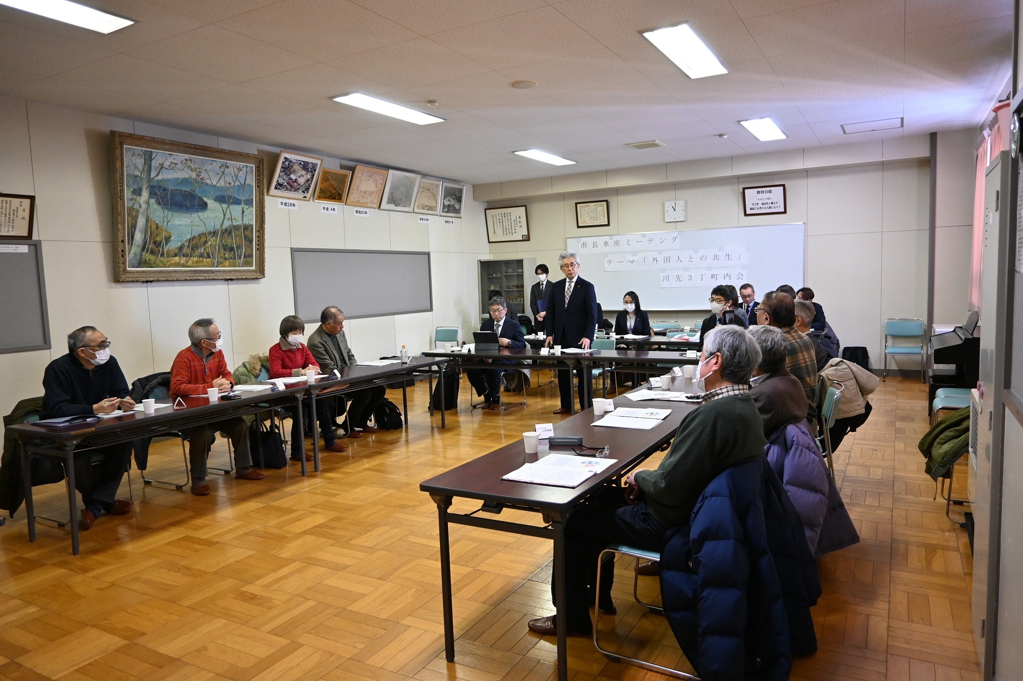 令和7年度第2回市長車座ミーティングの様子。櫻田市長が川先三丁目町会の方々に向けて、市の施策しています。