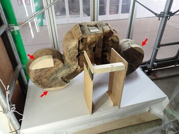 補修した鬼板木部（矢印が主な補修箇所）の画像