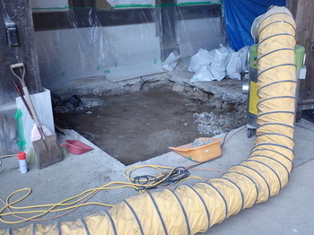 二の丸東門土間コンクリート叩き解体状況（北西から）