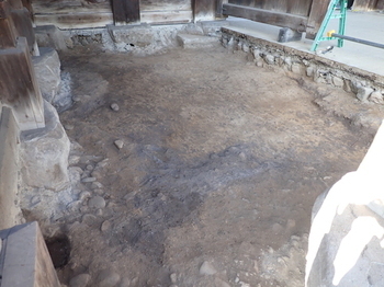 北の郭北門土間コンクリート叩き解体状況（東から）