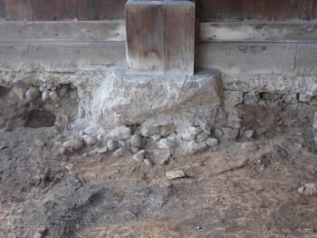 北の郭北門礎石