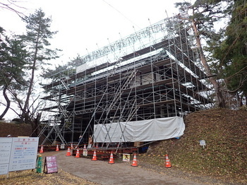 二の丸東門外部足場設置状況（南東から）