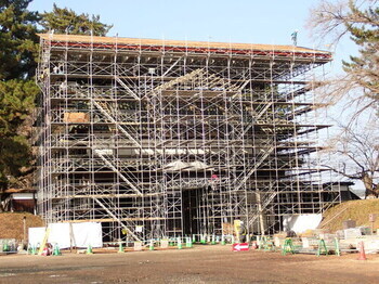 北の郭北門二の丸東門外部足場設置状況（東から）