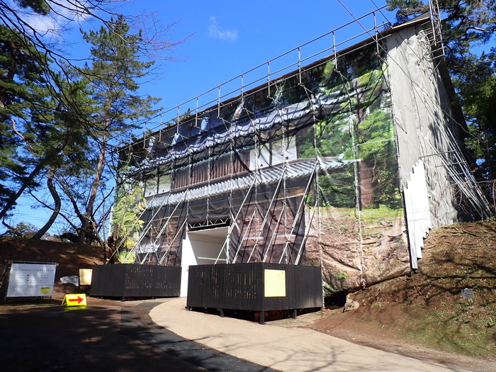 城門シートに張り替えた二の丸東門(南東から)の画像