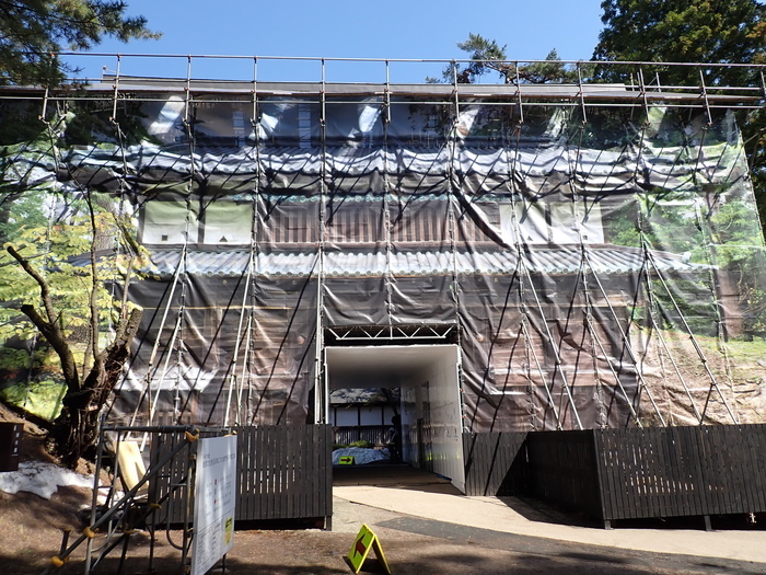 城門シートに張り替えた二の丸東門(南から)の画像