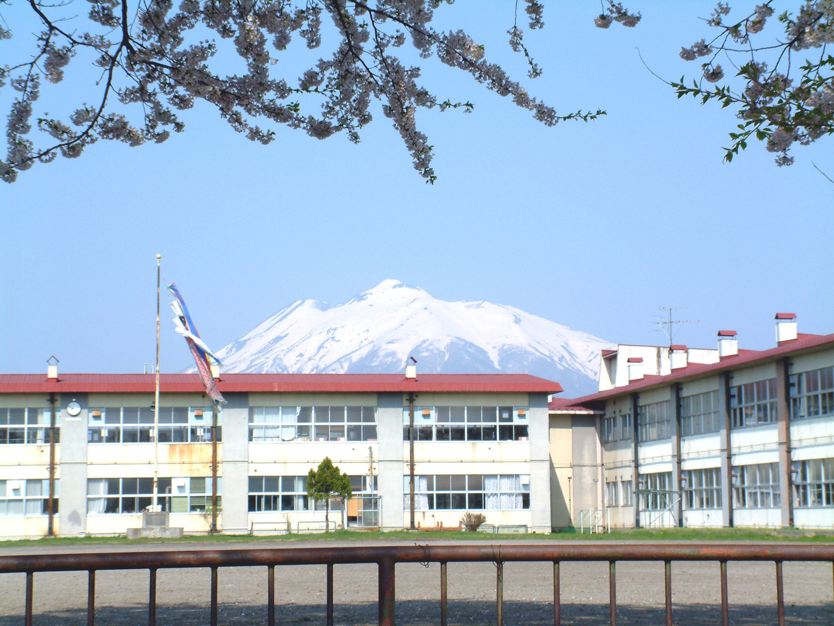 致遠小学校から見る岩木山