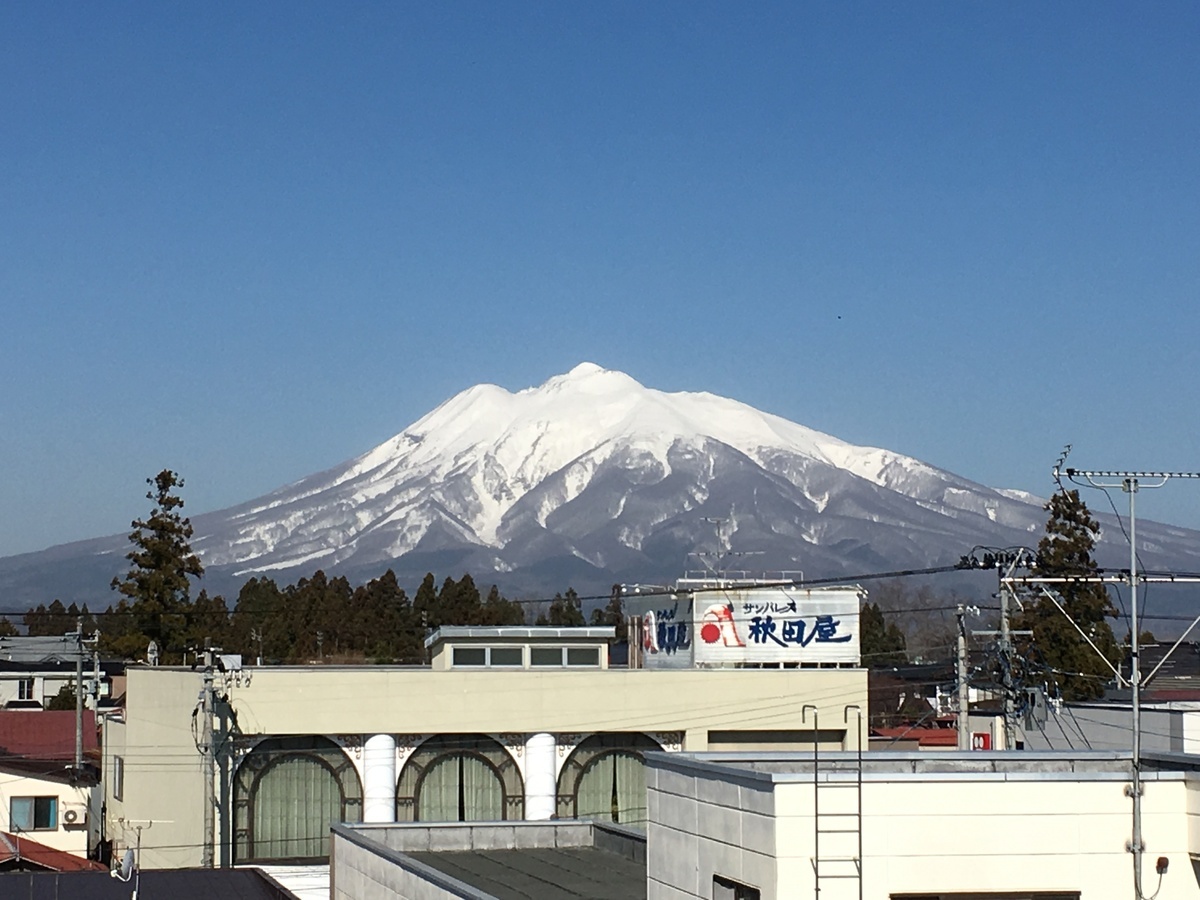 朝陽小から見る岩木山