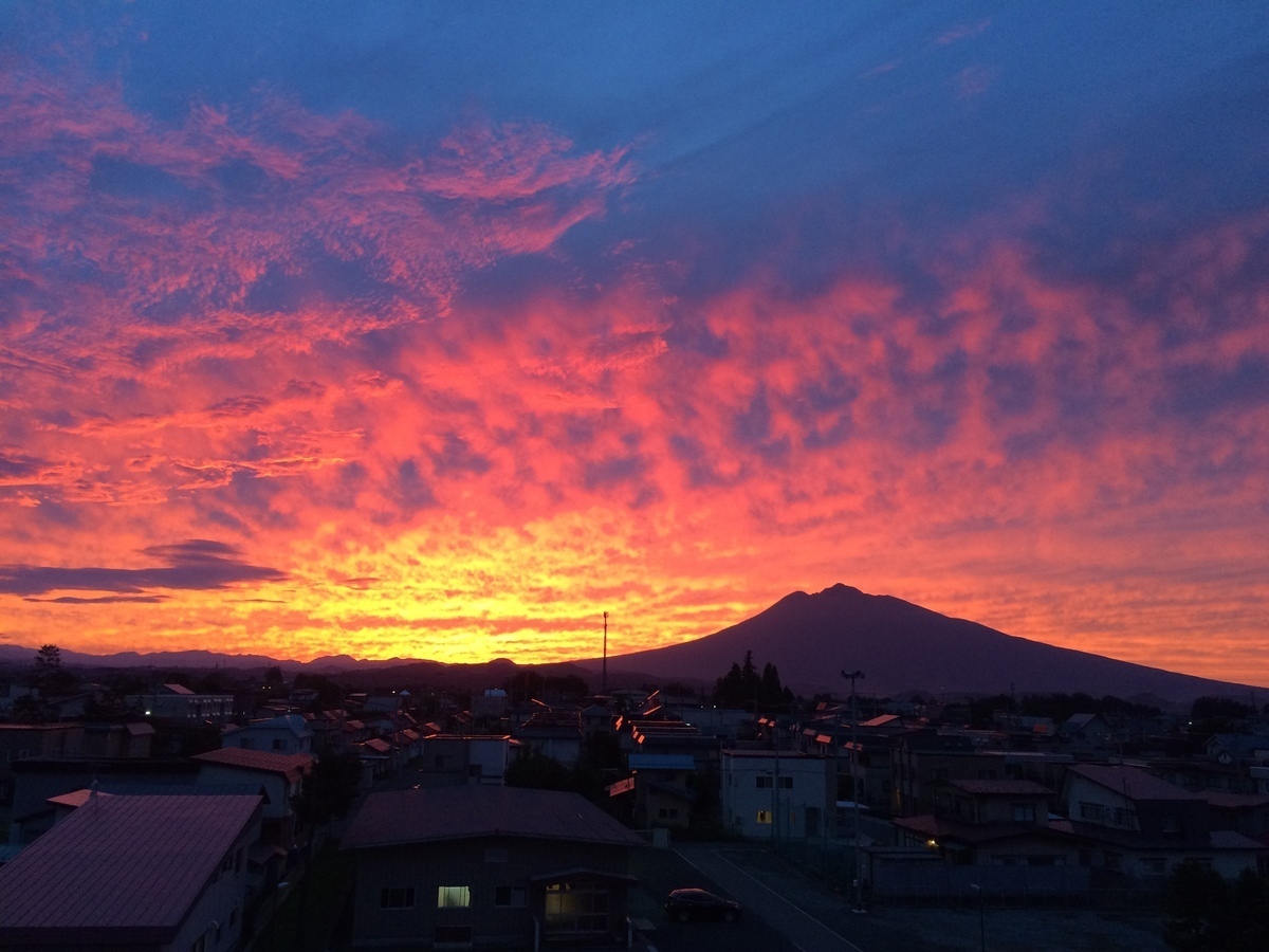 第四中学校から見る岩木山