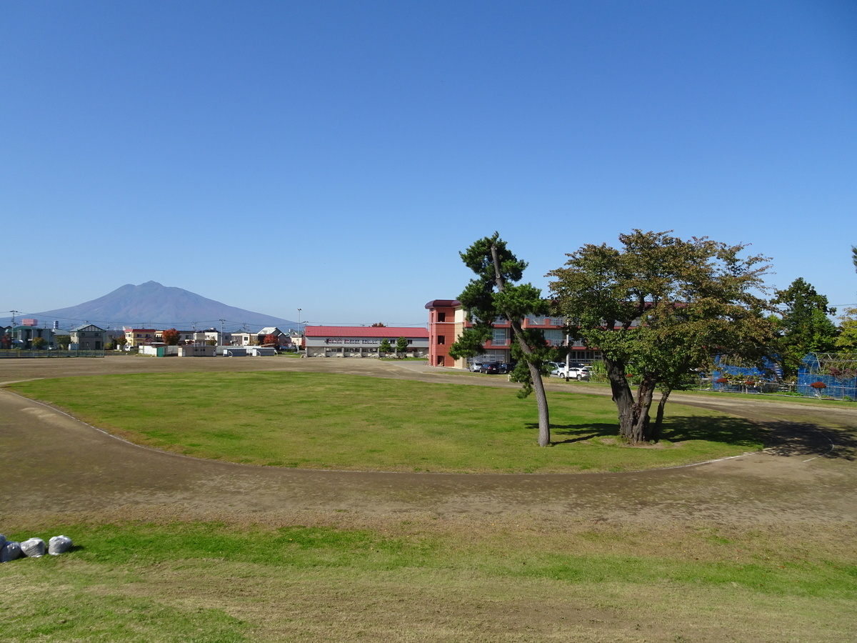 福村小学校から見る岩木山