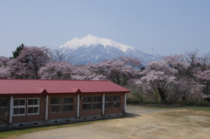 船沢中から見る岩木山