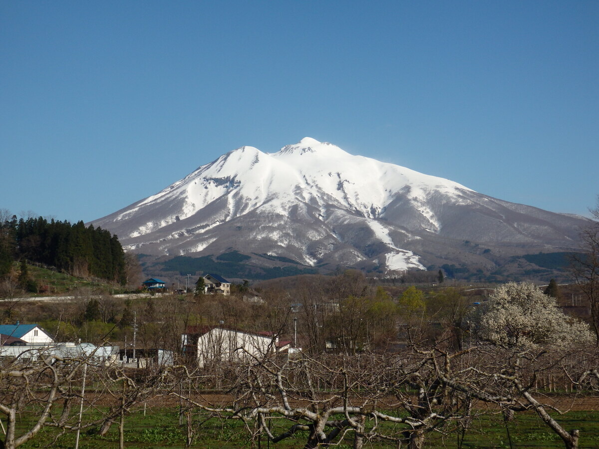 東目屋小学校から見た岩木山