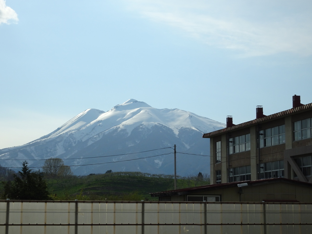 船沢小学校から見る岩木山