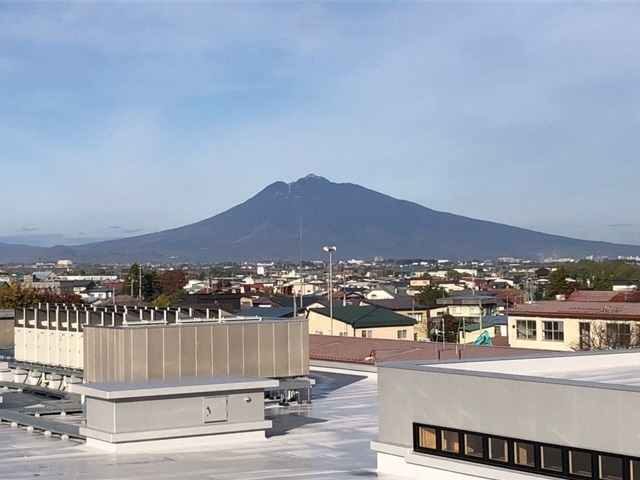 石川小・中から見る岩木山