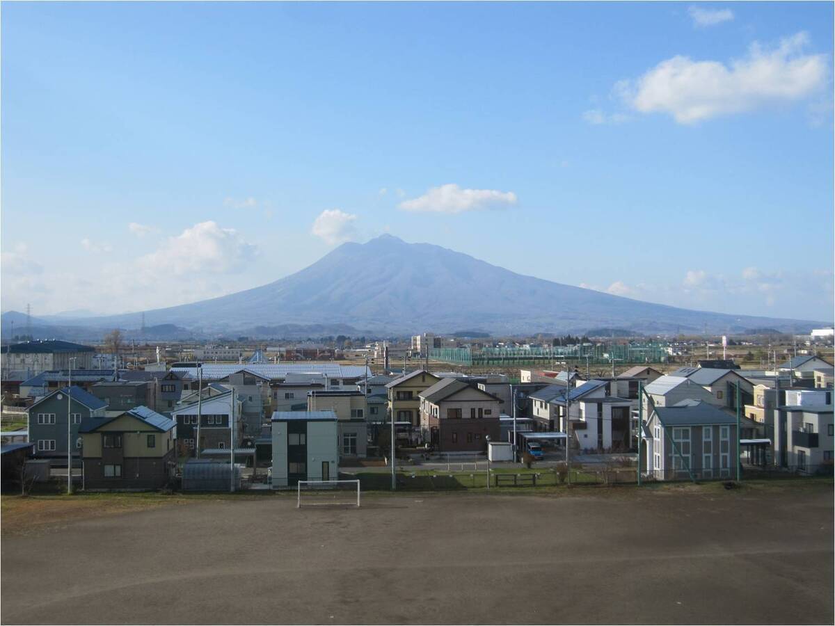 城東小学校から見た岩木山