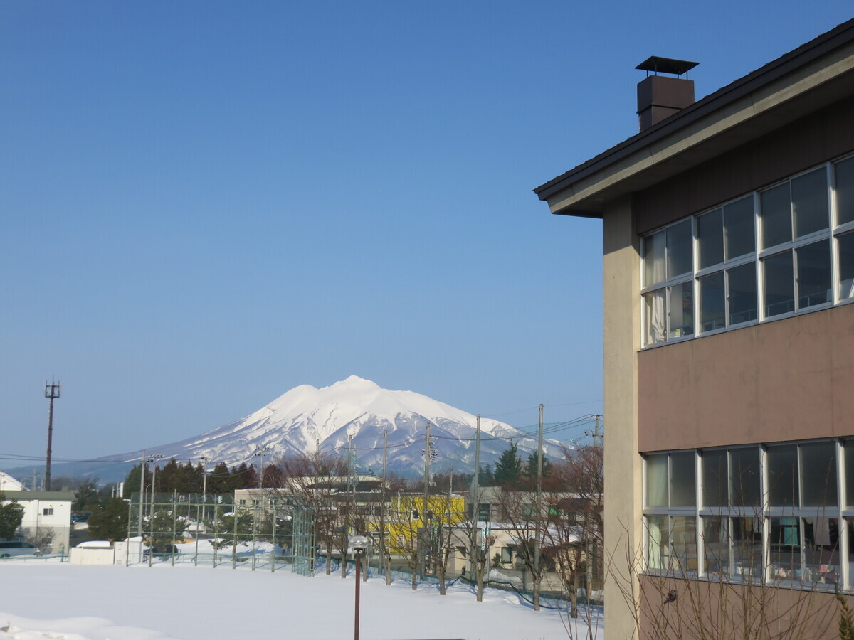 桔梗野小から見る岩木山