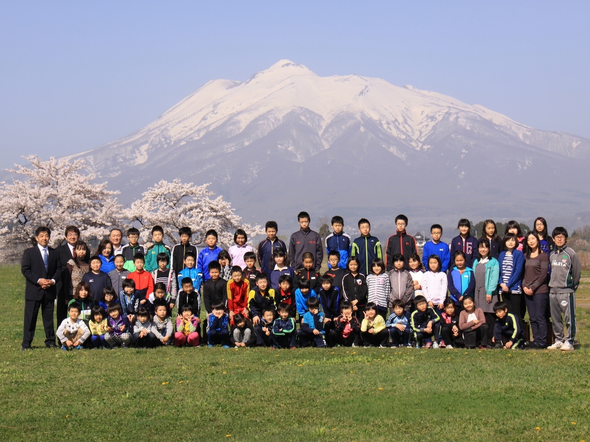 三省小学校から見る岩木山