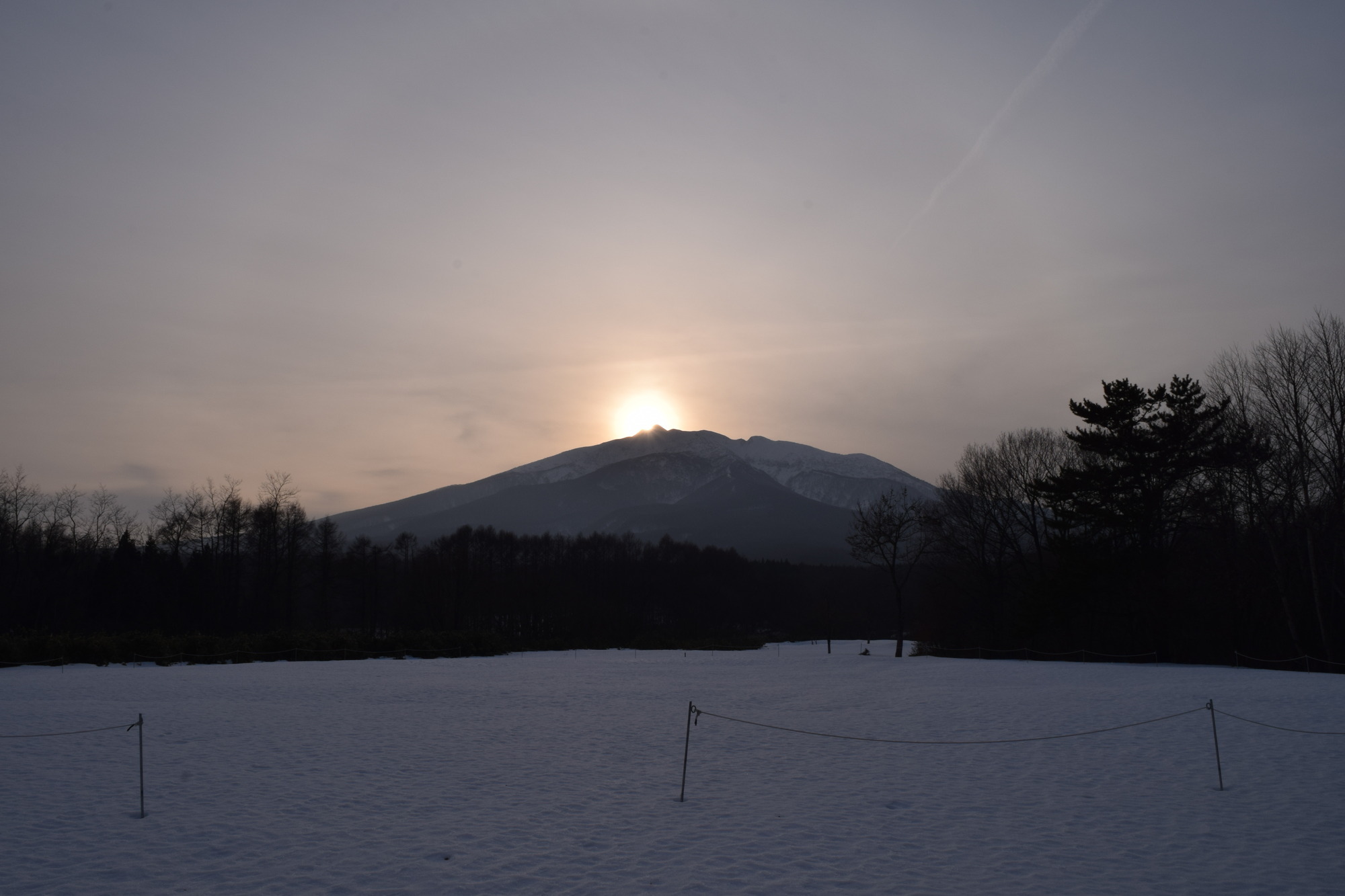 冬至に岩木山山頂に沈む夕日