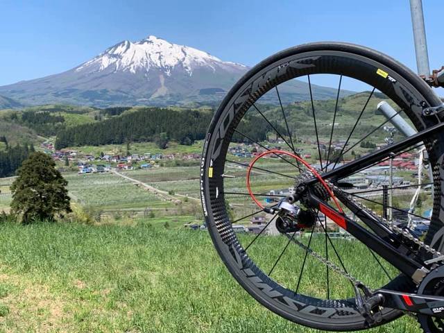 岩木山と自転車のホイール