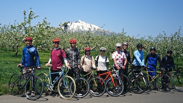 りんごの花と岩木山と自転車
