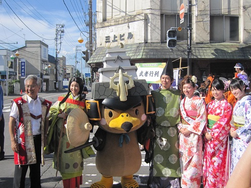 市長と東夫婦、ミス桜のみんなと一緒に記念撮影